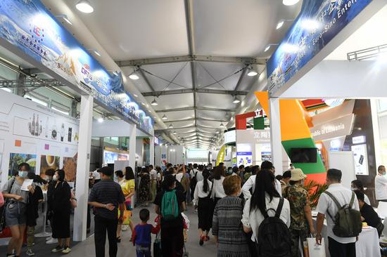 People visit the special area for countries, provinces, regions and cities of the 2020 China International Fair for Trade in Services in Beijing, capital of China, Sept. 9, 2020. (Xinhua/Lu Peng)