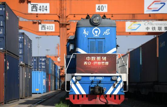 A China-Europe freight train bound for Barcelona of Spain waiting for departure in Xi'an, northwest China's Shaanxi Province, April 8, 2020. (Xinhua/Li Yibo)