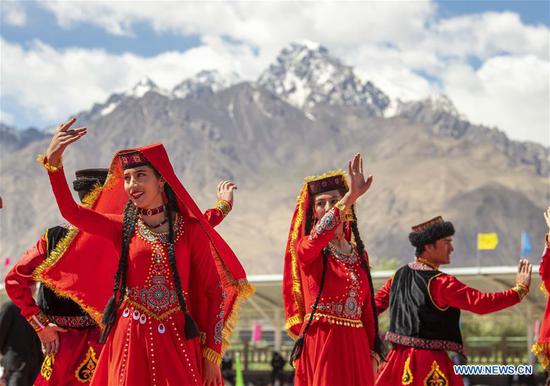 Artists perform in Taxkorgan Tajik Autonomous County, northwest China's Xinjiang Uygur Autonomous Region, June 25, 2020. Xinjiang is a multi-ethnic region. (Xinhua/Hu Huhu)