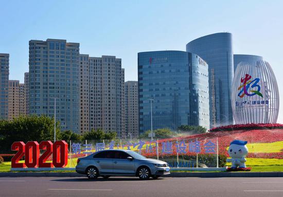 A flowerbed is seen in front of the Fuzhou Strait International Conference & Exhibition Center, the main venue for the Digital China Summit, in Fuzhou, southeast China's Fujian Province, Oct. 10, 2020. (Xinhua/Wei Peiquan)