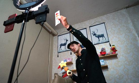 Sami Sabeaallil recommends his toy products via livestreaming. Photo: Yang Hui/GT