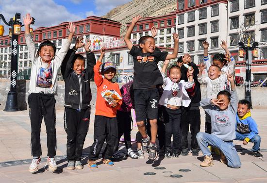 Children hail as they play at a relocation site in Baxoi County, southwest China's Tibet Autonomous Region, Sept. 19, 2020. (Xinhua/Jigme Dorje)