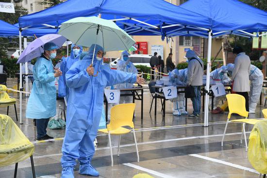 Medical staff guide residents at a nucleic acid testing site in Qingdao, east China's Shandong Province, Oct. 14, 2020. (Xinhua/Li Ziheng)