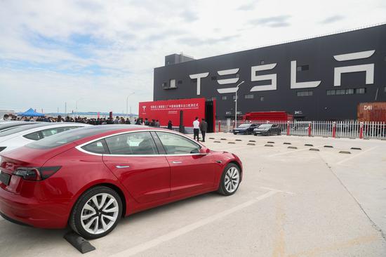 Photo taken on Oct. 26, 2020 shows the Tesla China-made Model 3 vehicles at its gigafactory in Shanghai, east China. (Xinhua/Ding Ting)