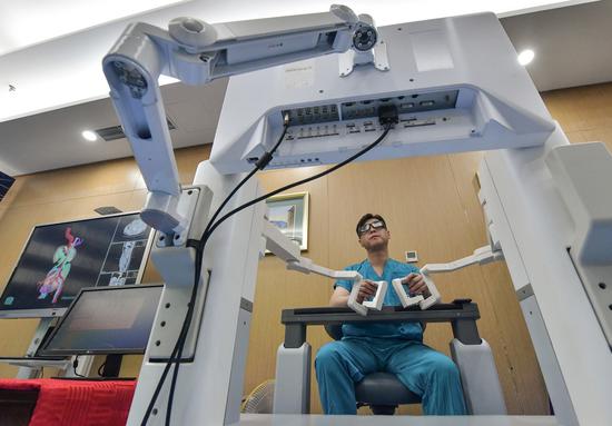 A doctor performs a remote surgery using a 5G-enabled smart robot at a hospital in Qingdao, Shandong province, in September. (Photo/Xinhua)