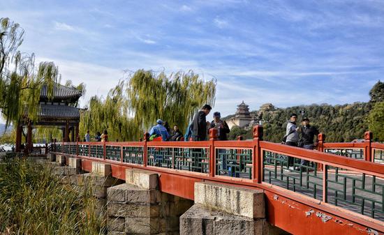 Tourists enjoy the autumn scenery at the Summer Palace in Beijing, capital of China, Oct. 27, 2020. (Xinhua/Li Xin)