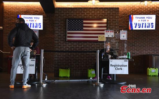 People cast their vote for the 2020 Presidential election at a polling station in Washington, D.C., Nov. 3, 2020. Voters in major cities of the United States started to cast their ballots on Tuesday. (Photo: China News Service/Chen Mengtong)