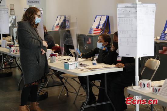 A voter checks in at a polling station in New York, U.S., Nov. 3, 2020. Voters in major cities of the United States started to cast their ballots on Tuesday. (Photo: China News Service/Liao Pan)
