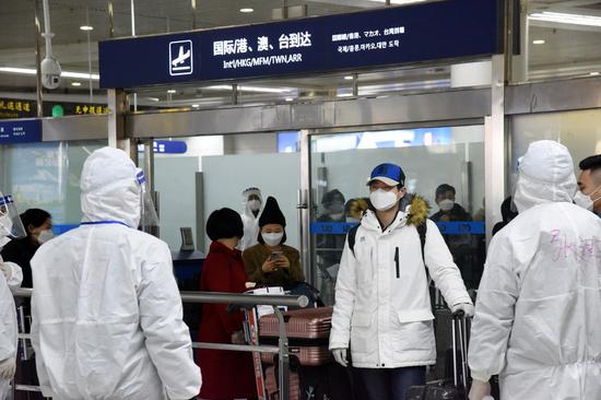 Arriving passengers wait in line at Qingdao Liuting International Airport in Qingdao City, east China's Shandong Province, March 5, 2020. (Xinhua/Li Ziheng)