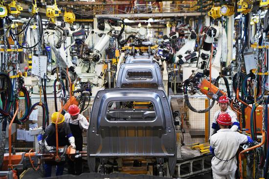 Workers assemble vehicles in a smart factory of Chang'an Kuayue Automobile Co., Ltd. in Wanzhou District, southwest China's Chongqing Municipality, Sept. 23, 2020. (Xinhua/Wang Quanchao)