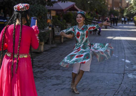 Residents have fun in the ancient city of Kashgar, northwest China's Xinjiang Uygur Autonomous Region, Sept. 20, 2020. (Xinhua/Zhao Ge)
