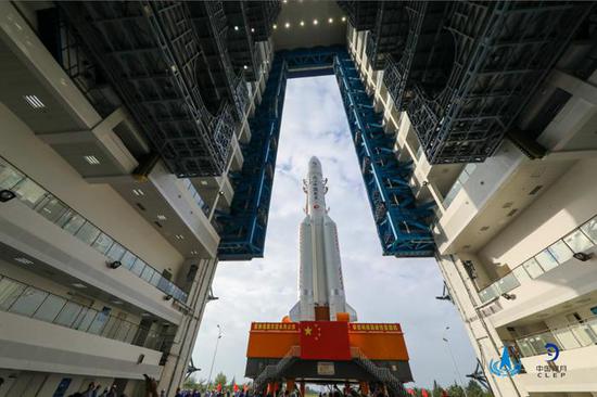 The rocket to lift Chang'e 5, the latest mission in China's lunar exploration program, is moved to its launch pad in the Wenchang Space Launch Center in Hainan province on Nov 17, 2020.
