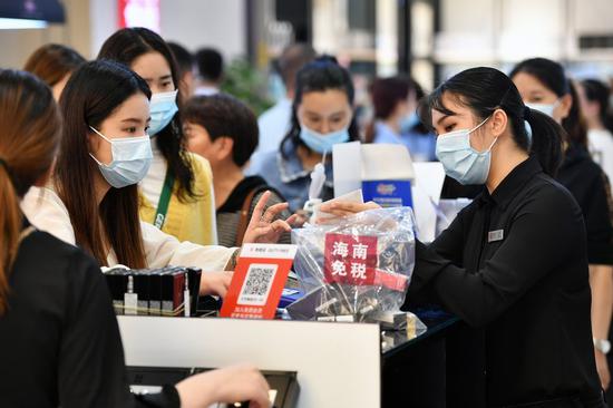 People shop at a duty-free store in Haikou, capital of south China's Hainan Province, Nov. 10, 2020. (Xinhua/Guo Cheng)