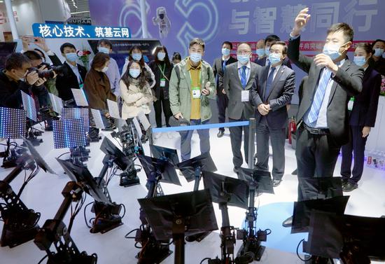 A ZTE employee conducts a 5G-enabled, artificial intelligence-powered orchestra on Monday at the ongoing World Internet Conference in Wuzhen, Zhejiang province. (Photo by Gao Erqiang/China Daily)