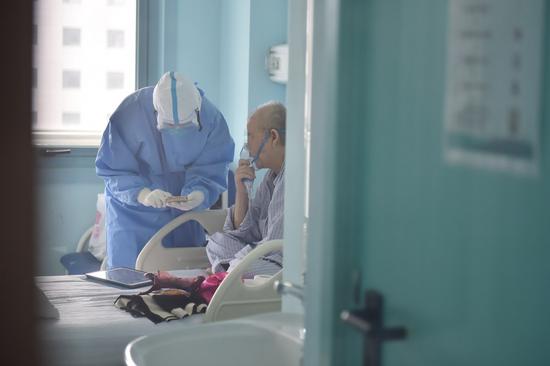 A nurse teaches an elderly patient to use a smartphone at Beijing Ditan Hospital in Beijing, capital of China, May 11, 2020. (Xinhua/Peng Ziyang)
