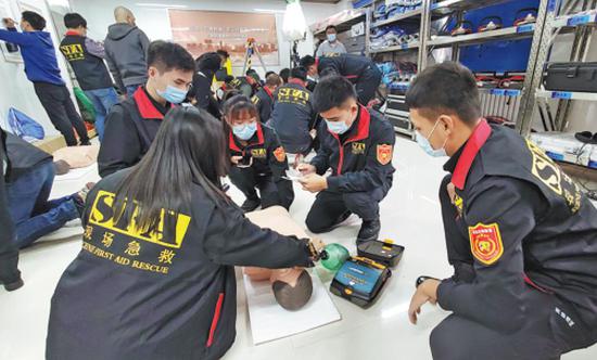 Volunteers in Beijing learn first aid, including how to use an automated external defibrillator and perform cardiopulmonary resuscitation. (Photo provided to China Daily)