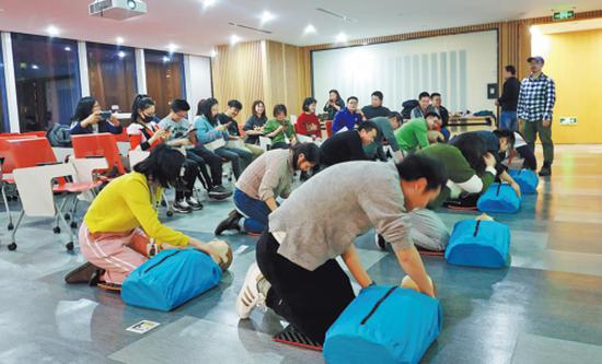 Volunteers in Beijing learn first aid, including how to use an automated external defibrillator and perform cardiopulmonary resuscitation.(Photo provided to China Daily)