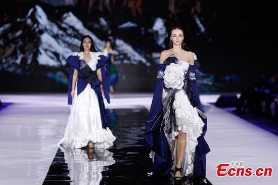 'Silk Road' fashion show staged in Qingdao 