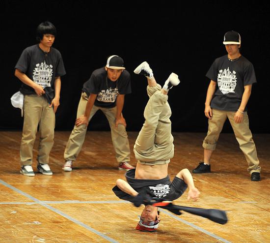 South Korean breakdancers perform during the South Korean cultural festival in Kuwait City Oct. 20, 2009. The festival is part of the celebrations to mark the 30th anniversary of the establishment of diplomatic ties between Kuwait and South Korea. (Xinhua/Noufal Ibarahim)