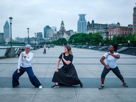 Expats practice tai chi for morning exercise on the Bund in the summer of 2019. (PHOTO BY GAO ERQIANG/CHINA DAILY)