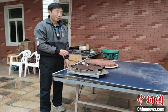 Astronomy fan Yan Mingzhe shows the lenses he has made by himself. (Photo provided to China News Service)