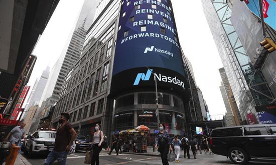 Pedestrians walk past the New York Stock Exchange (NYSE) in New York, the United States, Sept. 3, 2020. U.S. stocks plunged on Thursday, as a steep sell-off in tech shares dragged down the market. The Dow Jones Industrial Average fell 807.77 points, or 2.78 percent, to finish at 28,292.73. The 30-stock index shed more than 1,000 points, or about 3.5 percent, at the lows. The S&P 500 fell 125.78 points, or 3.51 percent, to end at 3,455.06. The Nasdaq Composite Index sank 598.34 points, or 4.96 percent, to 11,458.10. (Xinhua/Wang Ying)