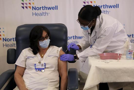 Stephanie Cal (L), a nurse at Long Island Jewish Medical Center, is inoculated with the COVID-19 vaccine in New York, the United States, on Dec. 14, 2020. (Xinhua/Wang Ying)