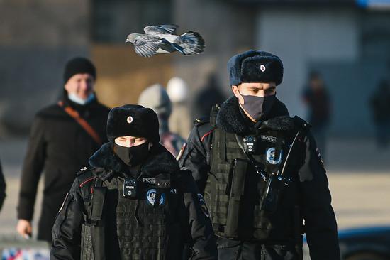 Police officers wearing face masks walk on a street in Moscow, Russia, Dec. 7, 2020. (Xinhua/Evgeny Sinitsyn)