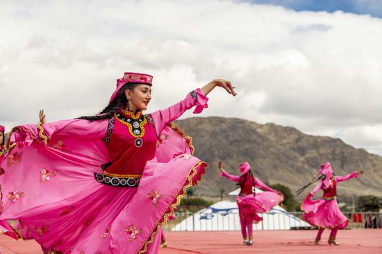 Performers dance during the Dragon Boat Festival at an intangible cultural heritage exhibition park in Taxkorgan Tajik Autonomous County, northwest China's Xinjiang Uygur Autonomous Region, June 25, 2020. (Xinhua/Hu Huhu)