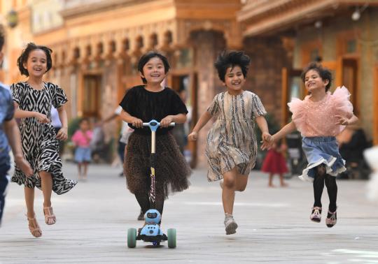 Children play in Dove Lane, in the old town of Tuancheng in Hotan, Xinjiang Uygur autonomous region. （Photo/Xinhua）