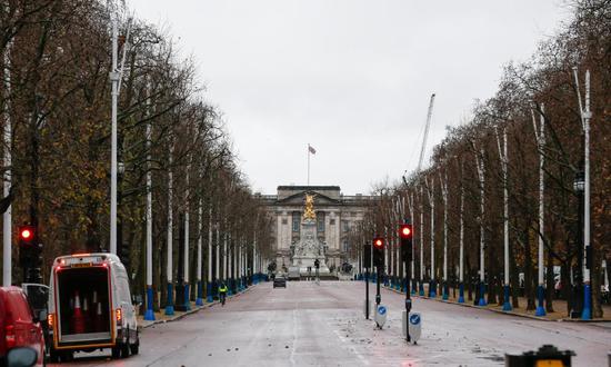 2020年12月21日拍的照片在英国伦敦的白金汉宫前显示了购物中心。 (新华社/韩艳)