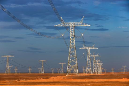A view of the transmission line project in the Xinjiang Uygur autonomous region. (Photo by Liu Wenlong/for chinadaily.com.cn)