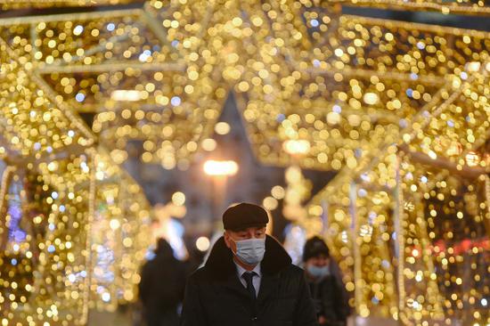 A man wearing a face mask walks on a street in Moscow, Russia, on Dec. 23, 2020. (Xinhua/Evgeny Sinitsyn)