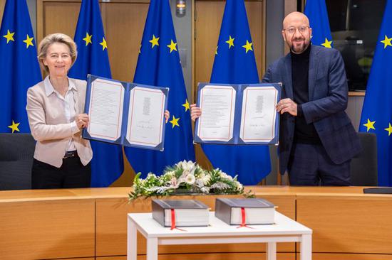 European Council President Charles Michel (R) and European Commission President Ursula von der Leyen attend a signing ceremony in Brussels, Belgium, Dec. 30, 2020. (European Union/Handout via Xinhua)