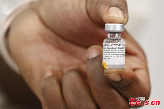 File photo show a vial of COVID-19 vaccine developed by U.S. company Pfizer and German company BioNTech (Photo: China News Service/Liao Pan)