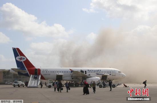 Smoke and dust billow from a terminal close to the plane carrying new power-sharing government members in Aden's airport in southern Yemen, Dec. 30, 2020. (Photo/Agencies)