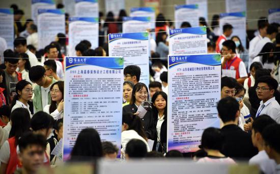 Graduates attend a job fair at Hainan University in Haikou, south China's Hainan Province, Oct. 25, 2020. (Xinhua/Guo Cheng)
