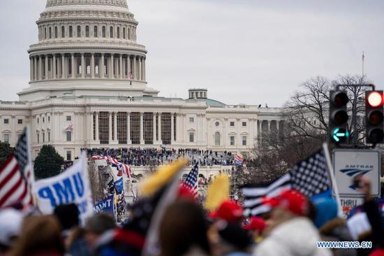 Protesters storm U.S. Capitol building