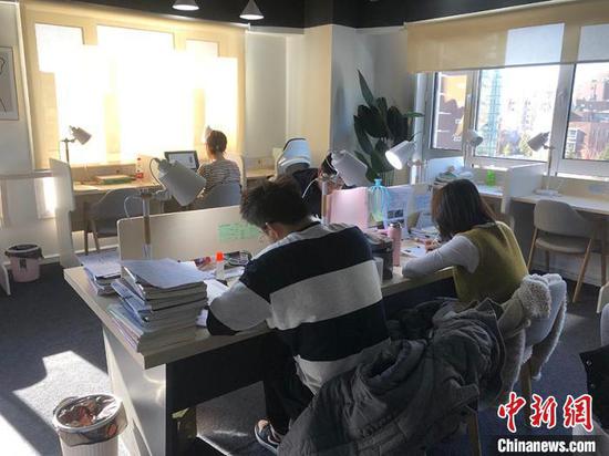 Consumers study in a monthly paid shared room. (Photo/China News Service)