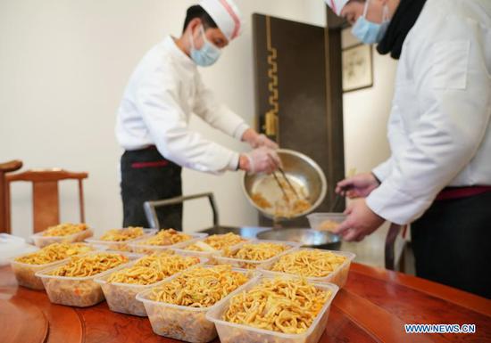 Restaurant provides free meals to community workers as COVID-19 outbreak hits Shijiazhuang 
