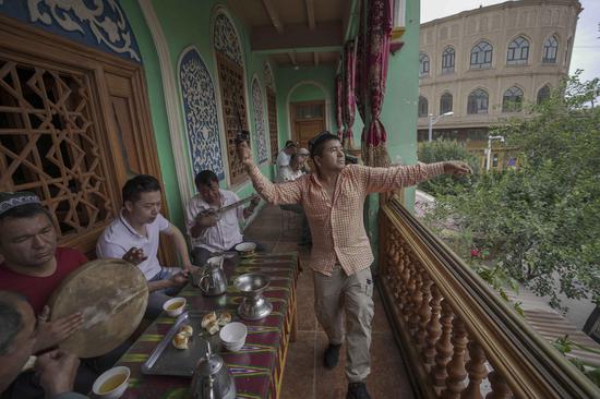 Tourists and locals enjoy tea at a time-honored teahouse in the ancient city of Kashgar, northwest China's Xinjiang Uygur Autonomous Region, July 7, 2019. (Photo /Xinhua)