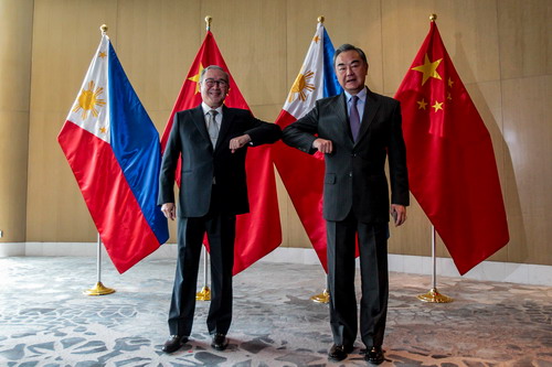 Chinese State Councilor and Foreign Minister Wang Yi (R) meets with Philippine Foreign Secretary Teodoro Locsin in Manila, the Philippines, Jan. 16, 2021. (Photo/Chinese Foreign Ministry)
