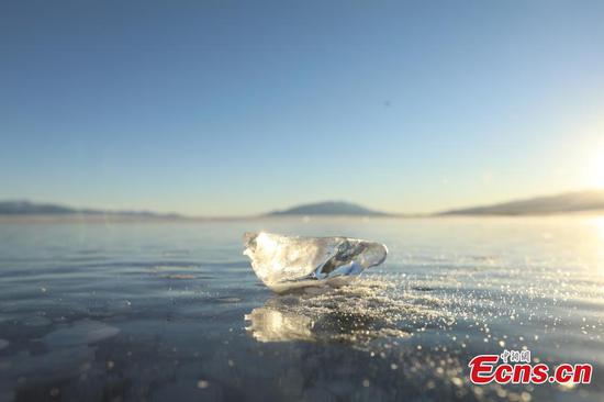 Diamond-like ice cubes scatterred on Sayram Lake in Xinjiang