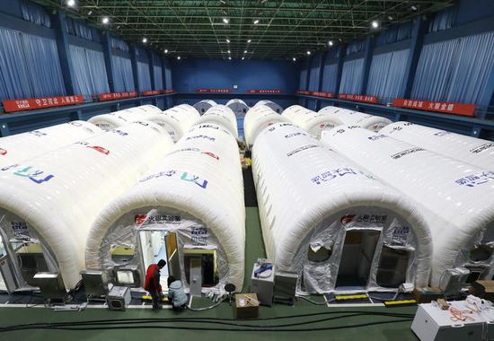 Staff workers install facilities at the Huoyan laboratory in a tennis court in Shijiazhuang, north China's Hebei Province, Jan. 8, 2021. (Xinhua/Yang Shiyao)