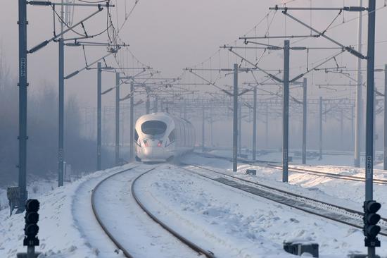 A high-speed train pulls out of the Harbin West Station, which is along the railway linking Beijing and Harbin, capital city of northeastern province of Heilongjiang, Jan.22, 2021. (Xinhua/Wang Jianwei)