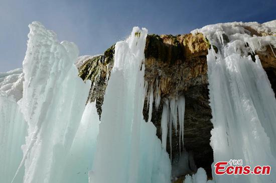 Colorful icefalls appear in Qilian Mountain