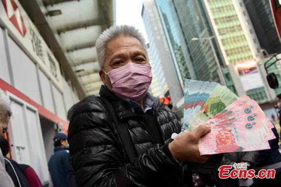 Hong Kong citizens exchange new banknotes