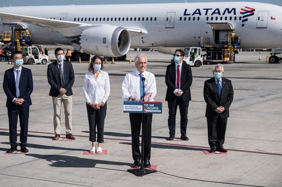 The president of Chile, Sebastian Pinera (front), delivers a speech accompanied by the Chilean Minister of Health, Enrique Paris (right), the charge d'affaires of China's Embassy in Chile, Zhou Yi (left), and other officials, during the arrival of a shipment of CoronaVac vaccines against the novel coronavirus (COVID-19), manufactured by the Chinese firm Sinovac, at the Arturo Merino Benitez International Airport, in Santiago, capital of Chile, on January 28, 2021.(Xinhua/Jorge Villegas)