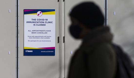 A notice of closing a COVID-19 immunization clinic is seen in Toronto, Canada, on Jan. 25, 2021. (Photo by Zou Zheng/Xinhua)