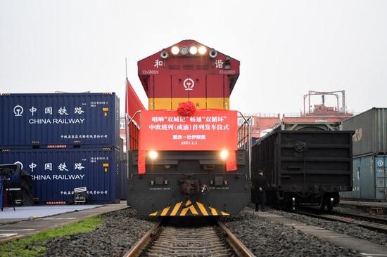 A China-Europe freight train bound for Duisburg of Germany prepares for departure at Tuanjiecun Station in southwest China's Chongqing, Jan. 1, 2021. (Xinhua/Tang Yi)